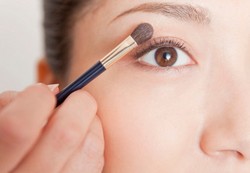 Trik Make-up Agar Mata Sipit Jadi Tampak Lebih Bulat