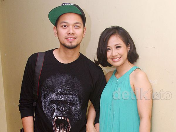 Astrid dan Suami Tercinta