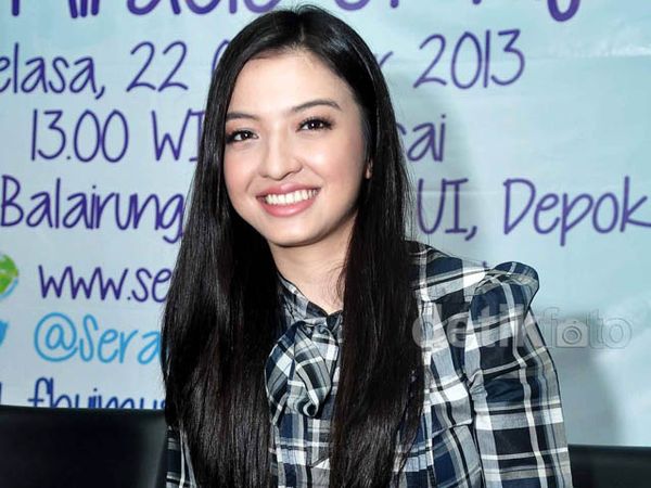 Gaya Casual Raline Shah Berkemeja Kotak-kotak