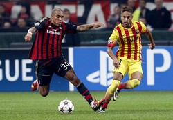 Nigel de Jong (kiri) berusaha meredam serangan Neymar (kanan) dalam pertandingan yang dihelat di San Siro, Rabu (23/10/2013) dinihari WIB. Reuters/Stefano Rellandini