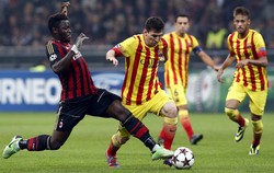 Lionel Messi (kanan) berusaha melewati Sulley Muntari (kiri). Reuters/Stefano Rellandini