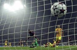 Robinho membobol gawang Barcelona di menit ke-9. Reuters/Alessandro Garofalo.