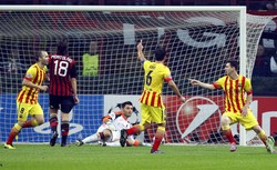 Lionel Messi (kanan) merayakan gol bersama Andres Iniesta (kiri) dan Xavi (tengah) seusai membobol gawang Milan di menit ke-23. Reuters/Alessandro Garofalo .