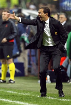 Massimiliano Allegri memberi arahan kepada para pemain Milan. Reuters/Alessandro Garofalo