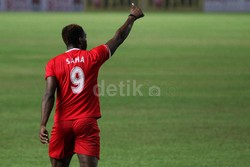 Louis Saha melakukan selebrasi usai menjebol gawang Indonesia Red.