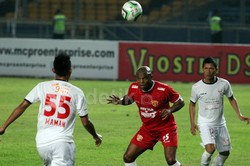 Quinton Fortune (tengah), mencoba bermain bola atas untuk mengecoh dua pemain Indonesia Red.