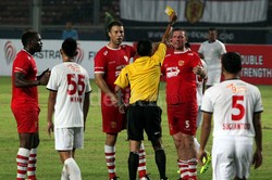 Lee Sharpe, pemain dari United Red, mendapatkan kartu kuning.