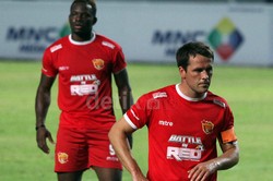 Ekspresi dua pemain United Red, Michael Owen (depan) dan Louis Saha (belakang), saat gagal memanfaatkan peluang.