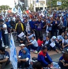 Ribuan Buruh Padati Jalan Pahlawan Semarang