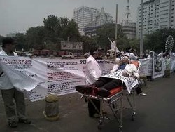  Dokter-dokter Demo ke Istana Naik Metromini