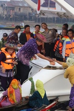 Pagi-pagi, Presiden SBY Blusukan ke Pasar Terapung Sungai Barito