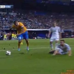 Vidal: Menendang Tanah, Jatuh, Minta Penalti