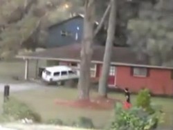 Istri Selingkuh, Suami Tabrakkan Mobil ke Rumah 