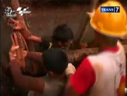 Pekerja Proyek Jatuh, Evakuasi Dramatis
