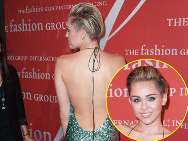 Miley Cyrus Pamer Punggung Seksi
