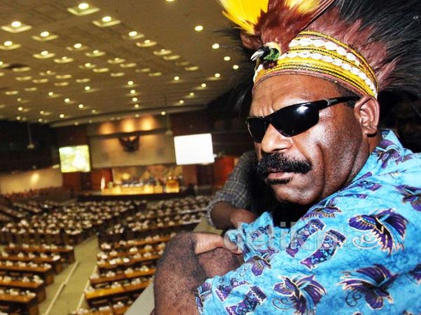 Warga Papau Nonton Rapat Paripurna DPR