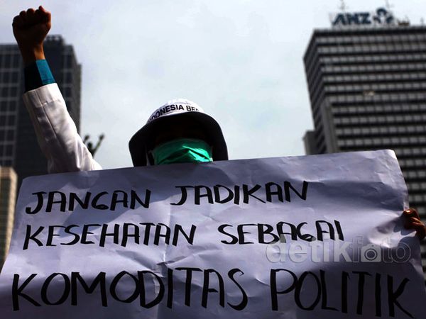 Puluhan Dokter Demo di Bundaran HI