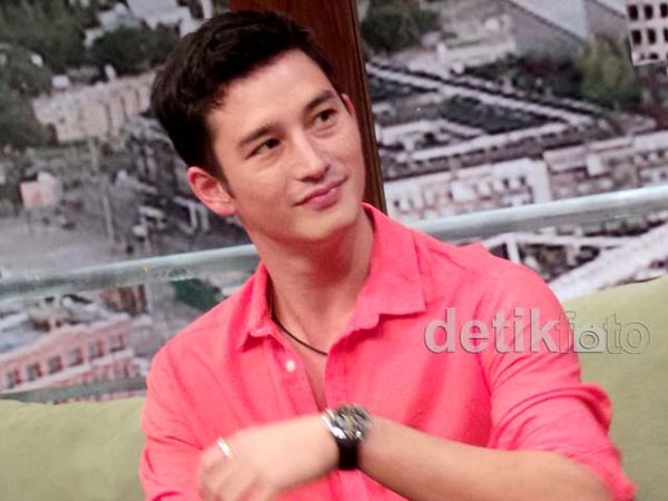 Mike Lewis Berbaju Pink