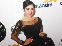 Tampil Simple, Syahrini Lebih Anggun