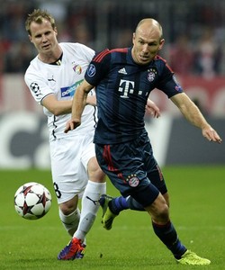 Arjen Robben melakukan serangan ke pertahanan Viktoria Plzen. AFP/Christof Stache.