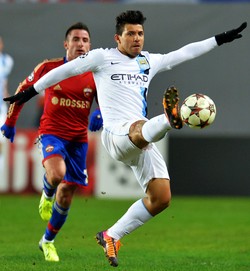 Sergio Aguero berusaha mengontrol bola. Dalam pertandingan ini, pesepakbola asal Aguero itu dua kali membobol gawang CSKA Moskow. Gol itu dibuatnya di menit ke-34 dan 42. Getty Images/Epsilon.