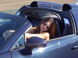 Seksinya Kendall Jenner Nyetir Bugatti