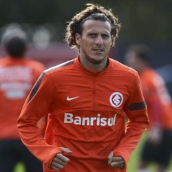 Bantah Isu Pensiun, Forlan Ingin Main sampai Umur 40 Tahun
