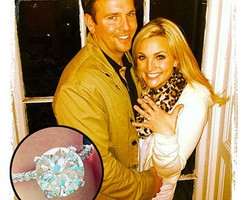  Foto: Kilau Kemewahan Cincin Tunangan 8 Selebriti di Instagram