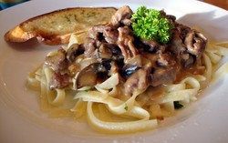 Ketjil Kitchen: Beef Stroganoff dan Green Elixir di Restoran Berinterior Cantik