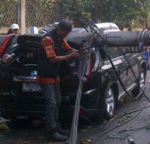 Pengemudi Tak Sadar Mobilnya Tertimpa Tiang Listrik di Kebagusan