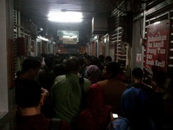 TransJ Tak Juga Datang, Puluhan Penumpang Tinggalkan Halte Kuningan Timur