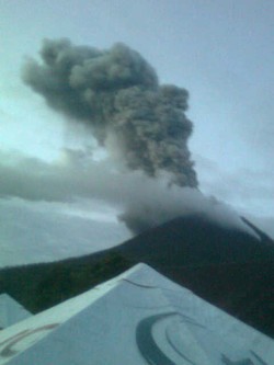 Dengar Letusan, Warga Sekitar Gunung Sinabung Panik