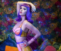 Katy Perry Menyimpan Rambut Miley Cyrus dan Taylor Swift
