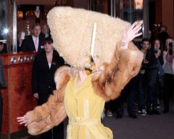 Lady Gaga Pakai Topeng Bulu Bentuk Piramida Saat Promosi Album 