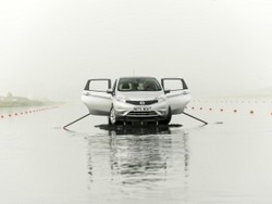 Mobil Nissan Bisa Jadi Perahu!