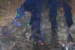 Gua di China yang Punya Bioskop & Pernah Dikunjungi SBY