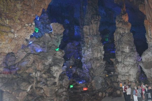 Gua di China yang Punya Bioskop & Pernah Dikunjungi SBY