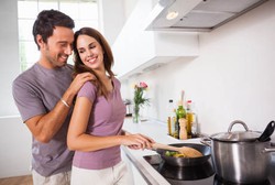 Bercinta di Dapur? Begini Caranya Biar Lebih Menggairahkan