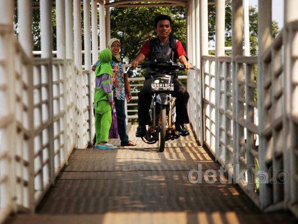 Pemotor Ambil Hak Pejalan Kaki