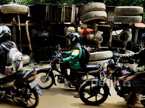 Truk Molen Terguling di Jalan TB Simatupang