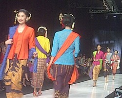 Potret Keanggunan Wanita Indonesia Lewat Kebaya Modern Bin House