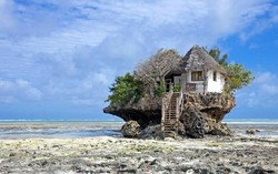 Kalau Ingin Bersantap di Atas Karang Menghadap Samudra Hindia, Mampirlah ke The Rock