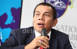 Ketua Komisi Disiplin (Komdis) PSSI Hinca Panjaitan, memberikan keterangan terkait Kongres IASL 2013, di Jakarta, Jumat (25/10).