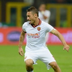 Figo: Dibanding Spanyol, Italia Lebih Hargai Pemain Veteran