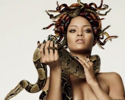 Rihanna Berpose Topless dengan Kepala Di Kelilingi Ular, Hiii...