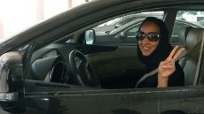Wanita Arab Saudi Bertekad Untuk Terus Melawan Larangan Mengemudi
