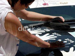 Lomba Memegang Mobil dengan Satu Telapak Tangan Dimulai