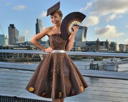 Yummy, Ada Gaun Terbuat dari Cokelat dengan Berat 50Kg