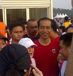 Di Marathon Festival, Pelari Rebutan Foto dengan Jokowi