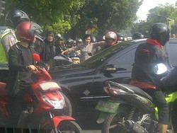 Macet Imbas Jakarta Marathon, 2 Wanita Necis Ini Mendadak Jadi Bu Ogah